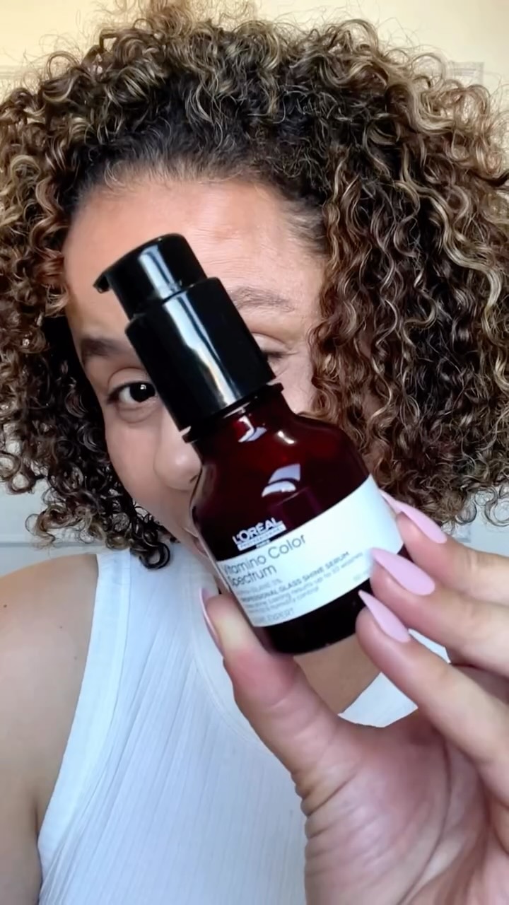 Sabe aquele brilho que parece que você acabou de sair do salão? Eu descobri o segredo pra deixar os cachos impecáveis todo dia. 

Se tem uma coisa que mudou o jogo dos meus cachos coloridos foi esse sérum da L’Oréal. 

Sabe quando a cor parece que apagou e o cabelo fica com aquele aspecto poroso e ressecado? O Vitamino Color Glass Shine resolve isso na hora.

Eu uso de um jeito bem prático: aplico só um pump antes do meu creme de pentear preferido. Se eu vou usar o difusor, passo antes pra prote