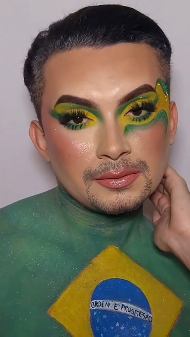 // Aqui é o BRASIIIIIIIILLLLL ! 🇧🇷✨
.
.
Ps :  Gente, a região do peito eu fiz com tinta guache, ( porque a minha outra que uso acabou )  então se você vir regiões craqueladas, ignore ! Dê importância no rosto, eu fiz o que pude rs ☺️ 
.
Espero que tenham gostado ✨🇧🇷♥️

#copadomundo2026 #reelsmakeup #maquiagemcopa #maquiagembrasil