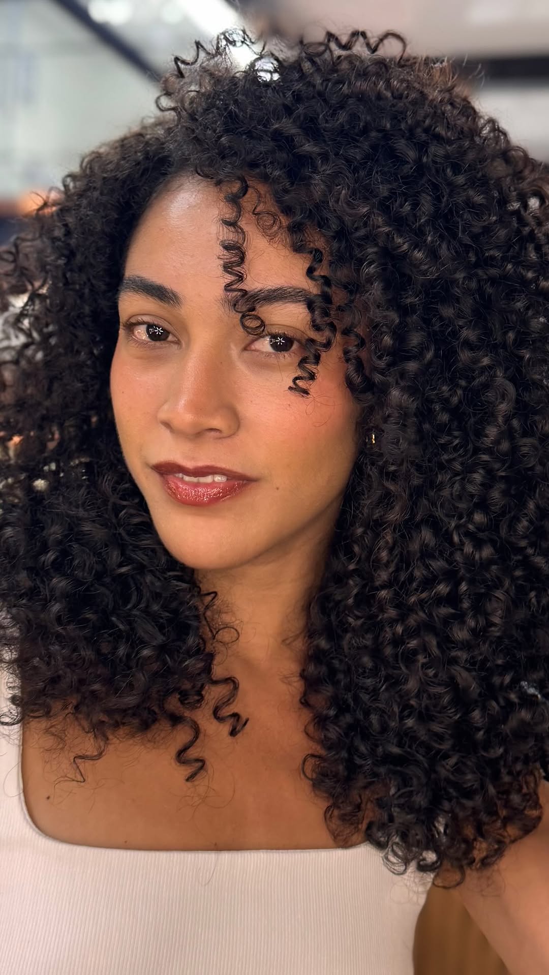 Vem comigo devolver a cor natural do cabelo da minha cliente. ✨

Começo escolhendo o tonalizante #tone , um tonalizante sem amônia que devolve a cor aos fios de forma suave, mantendo o cabelo saudável, com brilho e um resultado super natural.

Antes da aplicação, molho o cabelo para garantir uma distribuição mais uniforme do produto. Depois, faço a aplicação iluvando e massageando bem cada mecha, pra que o tonalizante envolva todo o cabelo por igual.

O tempo de pausa é de 25 a 30 minutos… e o r