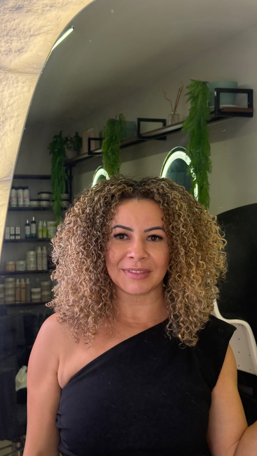 Um dia de transformação, risadas e muita autoestima 💇🏽‍♀️✨
Hoje foi dia de renovar não só o visual, mas também a energia! Fiz minhas mechas com a Raquel e, como sempre, saí me sentindo ainda mais linda e confiante. 🤎

Porque cuidar de si mesma é mais que estética… é amor próprio! 💫

#VlogDoDia #DiaDeBeleza #Mechas #Autoestima #CabeloDosSonhos