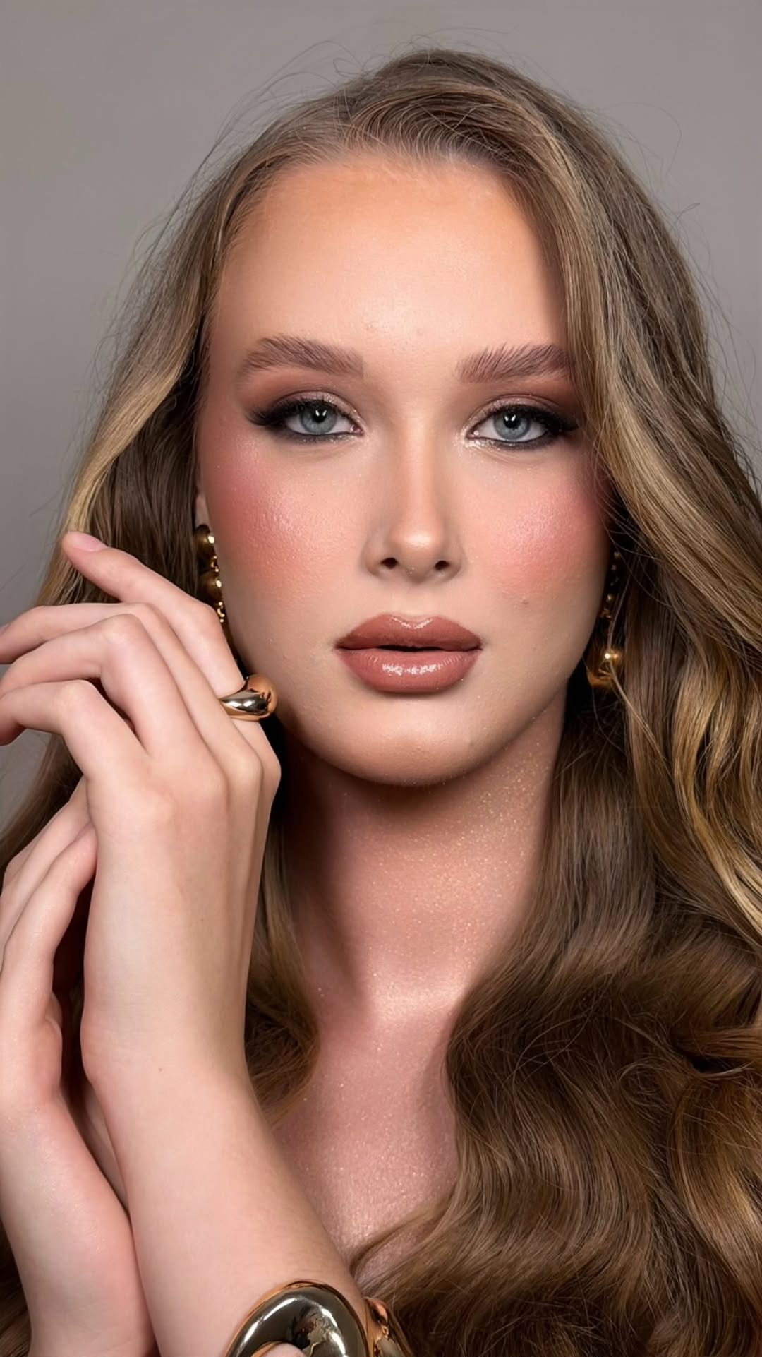 Uma beleza indescritível.

Nada básica de @isla.semijoia 
Model @hitala_neimoeg 
.
.
.
#makeup #maquiagemprofissional #beleza