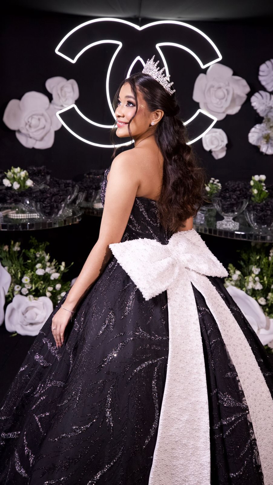 PARTE ll - BASTIDORES @lorraybia_xv 

Foi uma honra fazer parte de um momento tão especial e inesquecível. 
Quero agradecer de coração pela confiança, pelo carinho e por toda a receptividade durante essa noite tão linda.

À debutante, desejo que essa nova fase da vida seja repleta de sonhos realizados, felicidade, amor e muitas conquistas. Você brilhou do começo ao fim, tornando a festa ainda mais encantadora com sua alegria e luz própria. 💖 @lorraybia 

E à mãe, minha admiração por todo cuidad