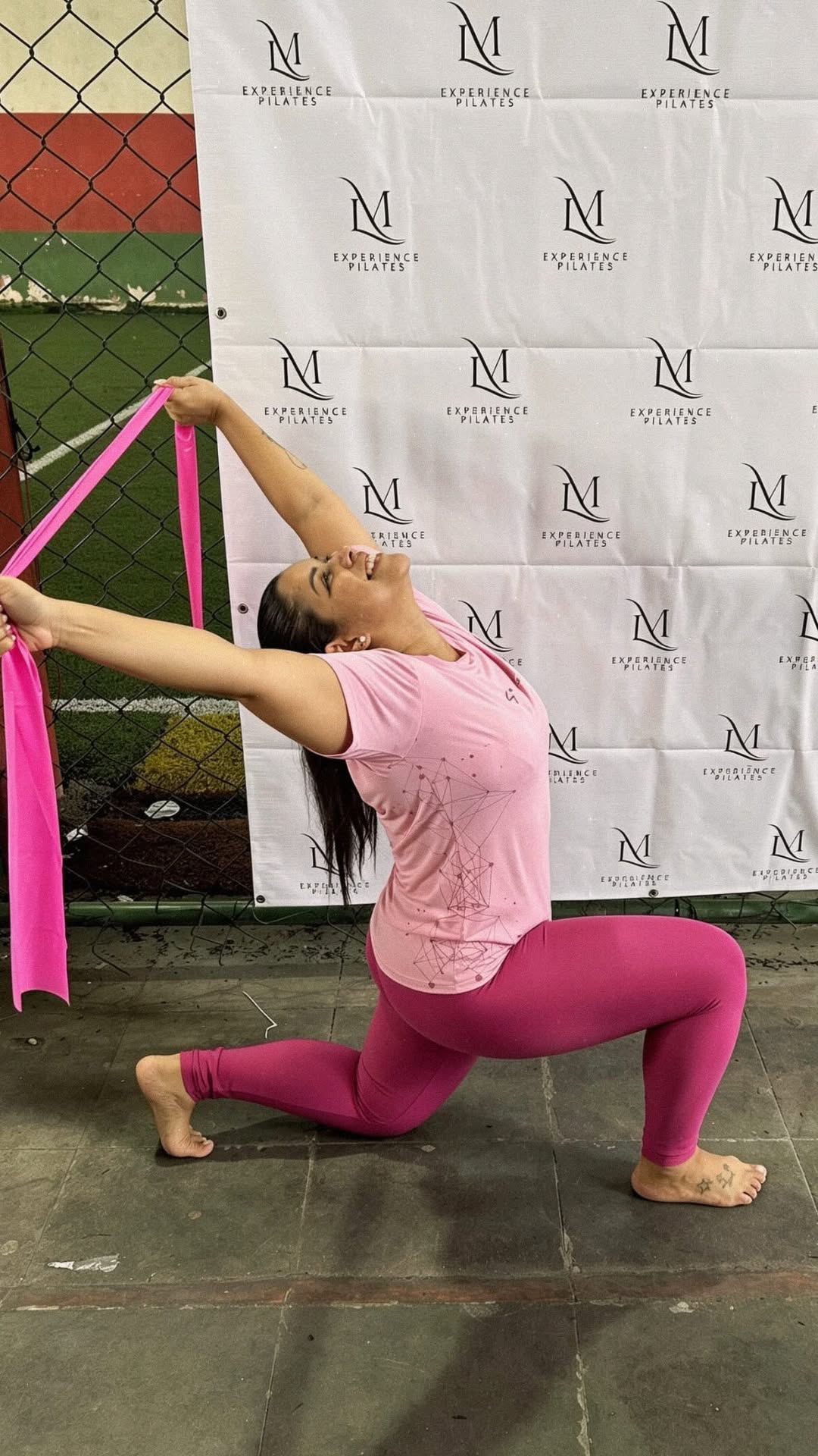 “Você vive postando treino e nem emagreceu tanto assim…” 🤡

Enquanto isso, eu: ✨ saindo do efeito platô✨ criando constância, melhorando minha disposição, aprendendo a cuidar de mim de verdade!

Dia 23/04 fiz minha avaliação e estava com 74,5kg. Hoje, 1 mês depois: 71,5kg 💪🏼🥹

E quer saber? Quem faz musculação entende que o peso na balança não diz tudo 👀✨

Durante MUITO tempo eu fiquei presa nos 75kg, o famoso efeito platô 😩 Mesmo tentando, parecia que nada mudava…

Mas dessa vez eu parei d
