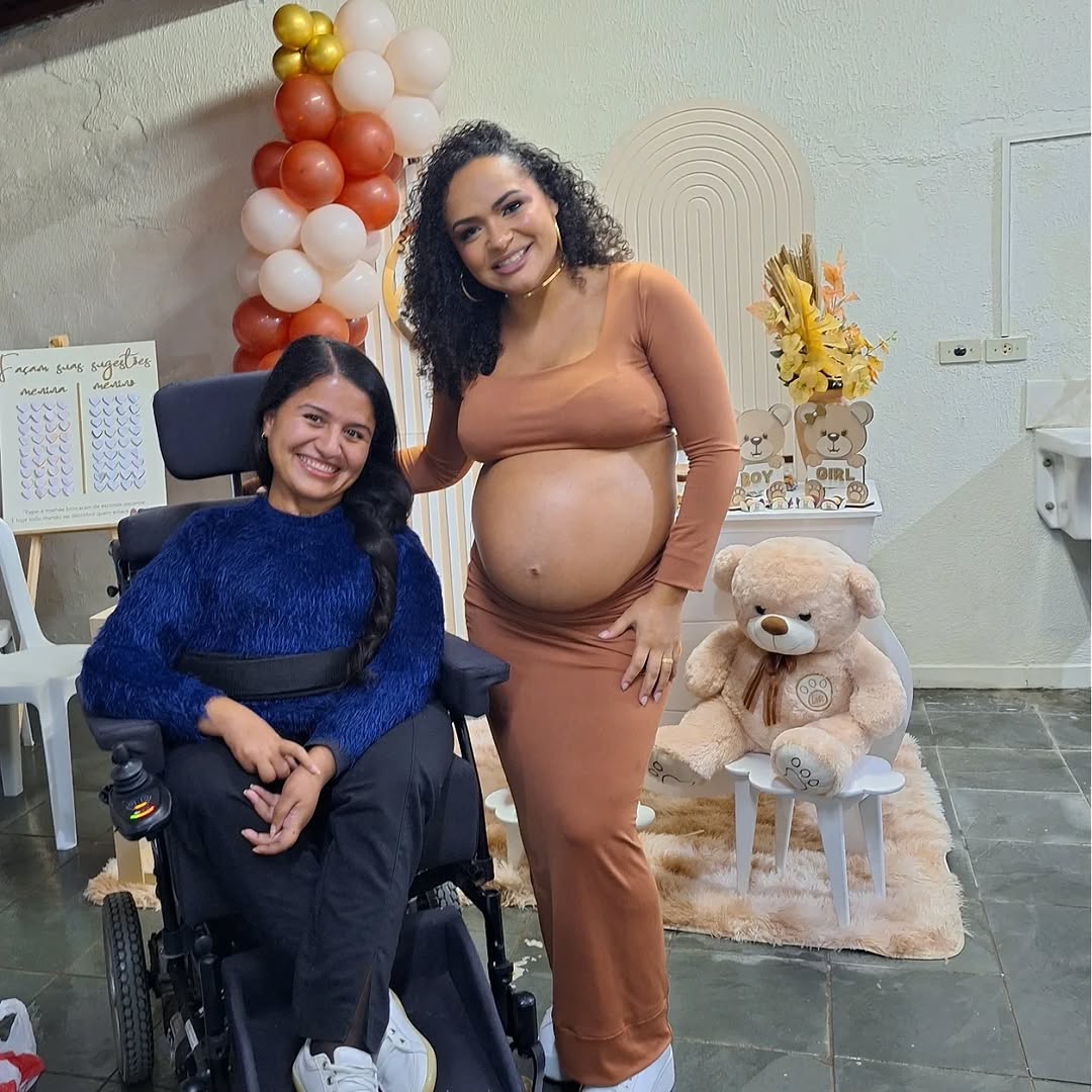 É clicher dizer da facul pra vida,  mas é o que somos... E agora não somos uma dupla e sim um trio de amigas rs #alika vai ter muita sorte🙏🏽🥹🥰💘❤️

#smile #sorria #amigas #family
