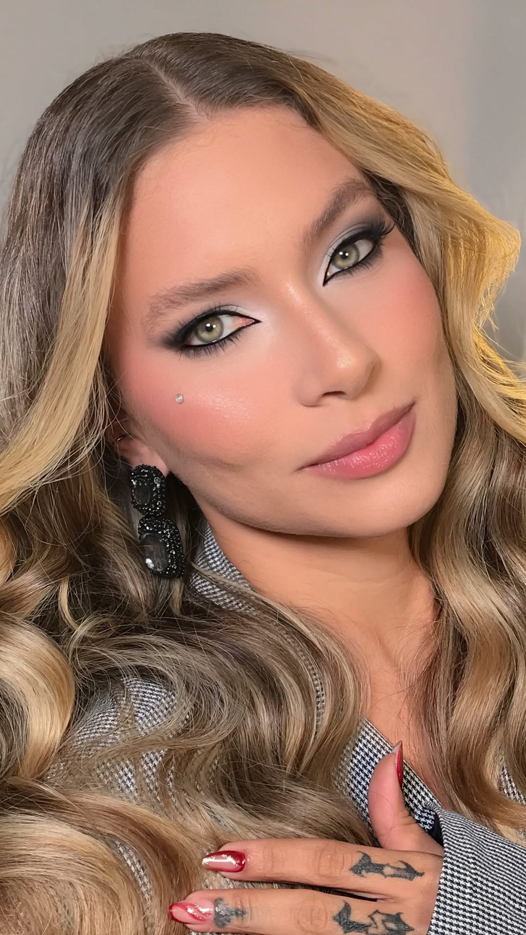 Maquiagem em tons frios e um olhar marcante que conversa perfeitamente com o clima das festas juninas. 🩶

Uma proposta elegante, moderna e super tendência para esta temporada.

Essa produção foi inteiramente criada com produtos @vizzelaoficial , e eu vou deixar todos os produtos usados nos comentários. 👇🏻