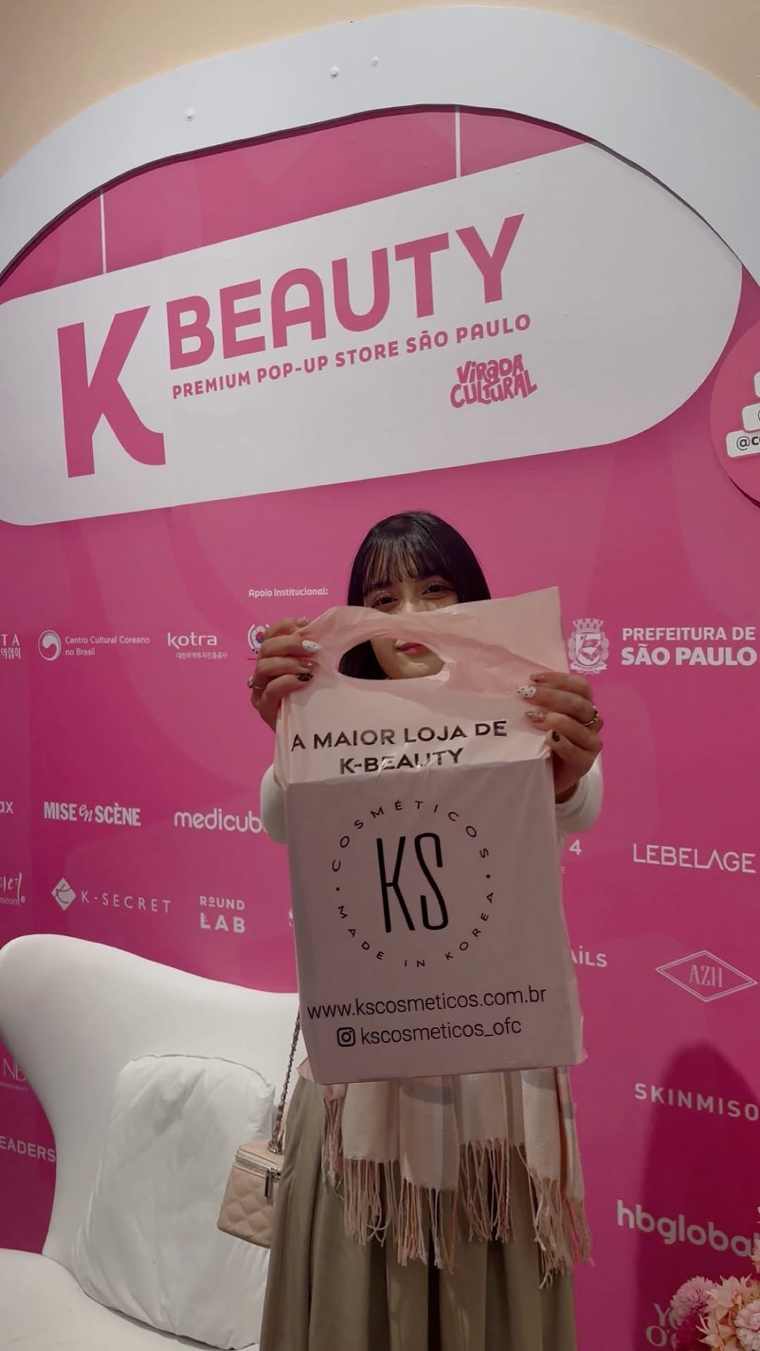 Ainda sem acreditar no evento incrível de K-beauty que aconteceu esse fim de semana no Centro Cultural Coreano no Brasil 🇰🇷✨

Foi uma experiência maravilhosa poder conhecer tantas novidades do skincare coreano, testar produtos, aprender mais sobre cada marca e encontrar pessoas que também amam esse universo tanto quanto eu !!💗

Muito obrigada à @kscosmeticos_ofc pelo convite e por proporcionar um evento tão lindo e especial. Já estou ansiosa para os próximos !! 🫶🏻🧴

#KBeauty #SkincareCorea