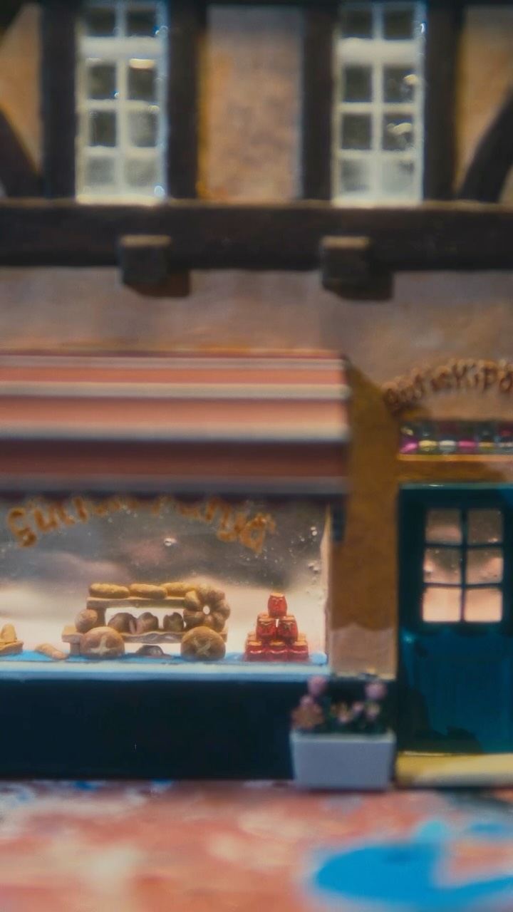 Part 4 of the Kiki's Delivery Service Bakery Diorama I'm making! ❤️ This time I painted the bread and jellies table of the shop window
Follow for part 5!
#diorama #miniature #ghibli #kikideliveryservice #diy