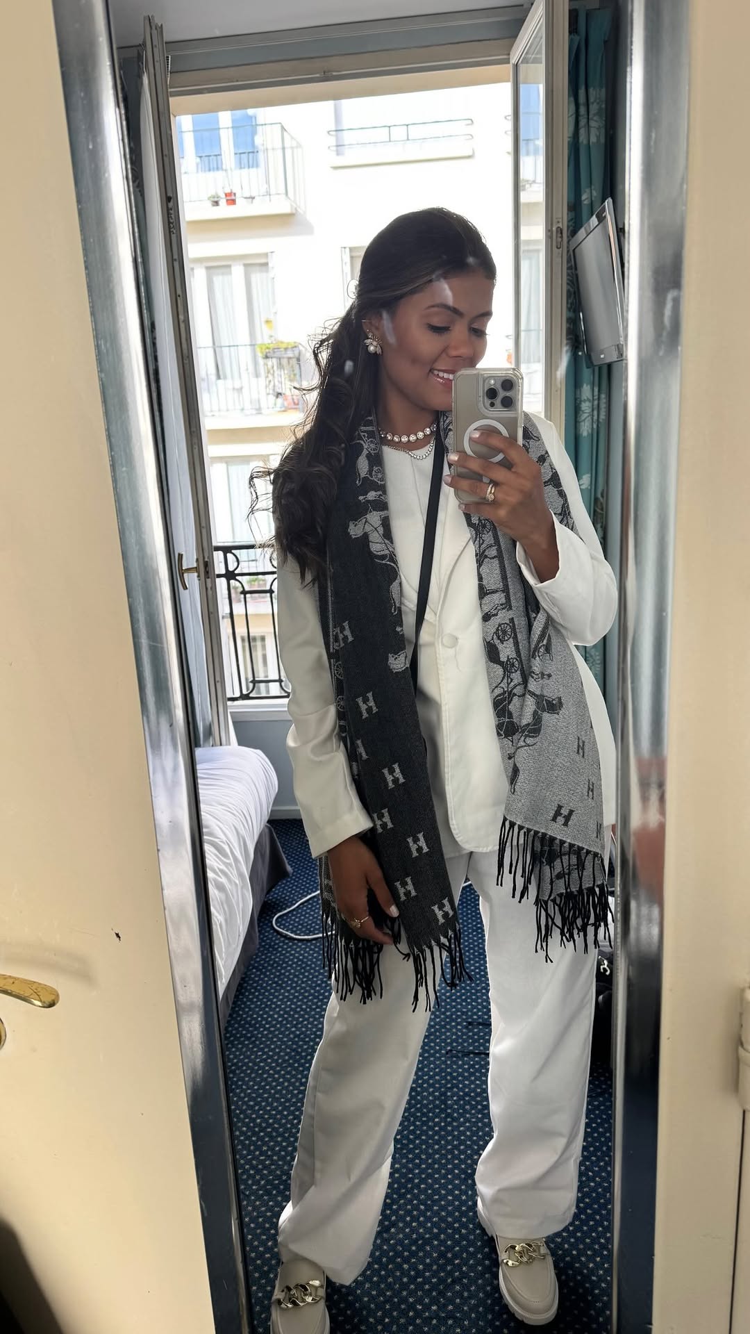 Você já parou para pensar em como quer estar daqui a 10 anos? 🤍

A estética de alto padrão não foi feita para transformar o seu rosto para o próximo evento do calendário. O foco é muito mais profundo.

É sobre gerenciar o tempo para preservar a sua essência. É ter a liberdade de estar de cara limpa, saindo do mar, e ainda assim carregar o viço de uma pele que irradia saúde.

Eu não mudo quem você é; eu cuido para que a sua melhor versão continue atravessando os anos com elegância e naturalidade