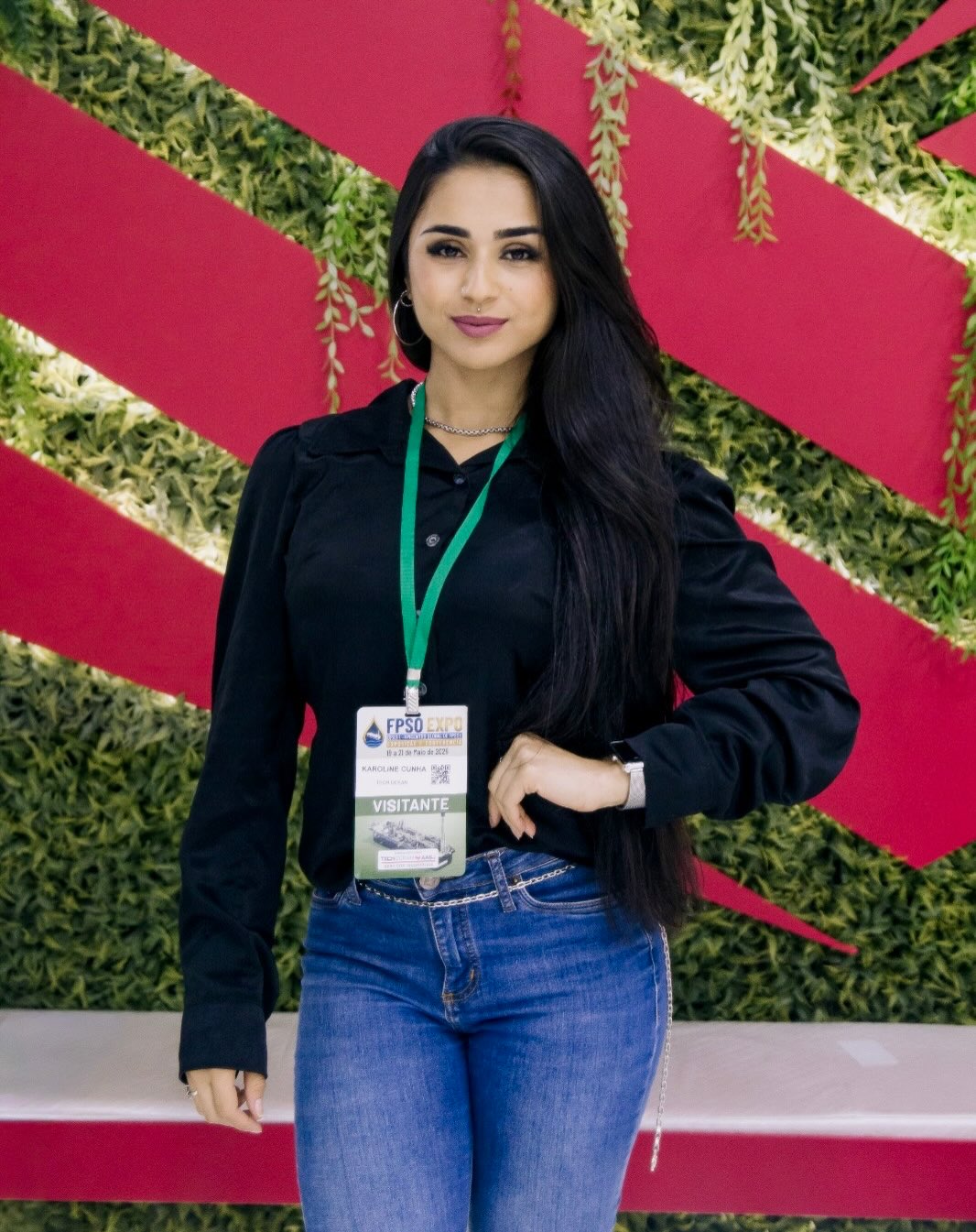 Depois de fazer a logística da empresa toda, vim prestigiar o evento 💙

Trabalhar diretamente na logística offshore me desafia todos os dias…

Estar à frente da operação é entender na prática o quanto cada detalhe importa: organização, controle e uma mobilização eficiente, pensando no bem-estar do colaborador e redução de custos para a empresa.

Na logística, nenhum dia é igual ao outro. Envolve dinamismo, responsabilidade e decisões o tempo todo, uma escolha pode impactar toda a operação.

Sou