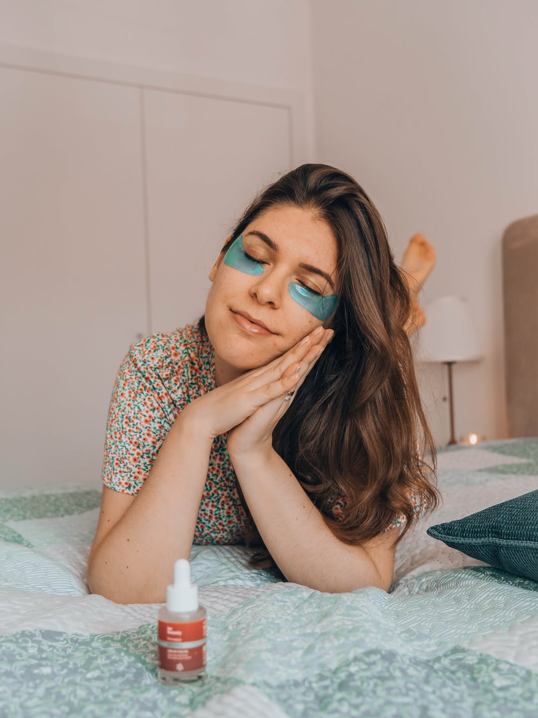 Dica skincare: sabiam que se colocarem os vossos eye pads no frigorifico um tempinho antes de os usarem, melhora o efeito dos mesmos e além disso dá uma sensação super fresquinha na pele? 👀😍

E sabiam que o sérum facial com péptidos tem 98% ingredientes de origem natural? 🌿 Muito bom para hidratar a pele. 

Ambos os produtos são da marca be beauty do @pingodoce ✨

Qual a vossa dica preciosa que usam na vossa skincare? Contem-me. 🤭😋

#pub #PingoDoce #NovidadesPingoDoce