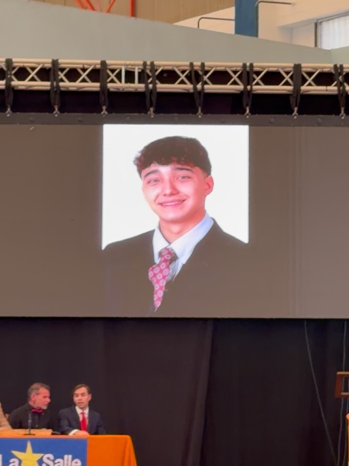 Hijo, verte llegar hasta aquí nos llena de felicidad. El tiempo pasó demasiado rápido porque hemos disfrutado cada etapa de tu camino, y hoy empiezan nuevos sueños y que Dios conceda los deseos de tu corazón ❤️🎓

Parece que fue ayer cuando te llevábamos de la mano al cole, y hoy te vemos graduarte convertido en una persona maravillosa.✨

No importa lo rápido que haya pasado el tiempo; cada momento a tu lado ha sido una bendición.💫

Nos gozamos no solo de tus logros, sino de la persona en la qu