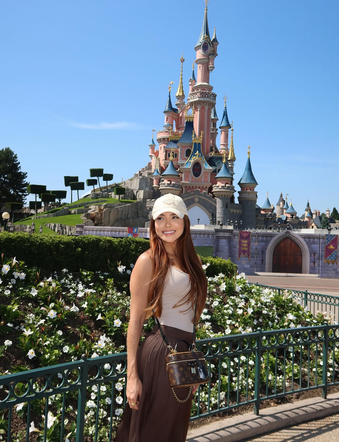 Nem sei expressar o quanto sonhei com esse dia, vivendo a mágica experiência da Disney! Obrigada Deus por esse privilégio e oportunidade. 
#disneylandparis
🎢🎡💖✨