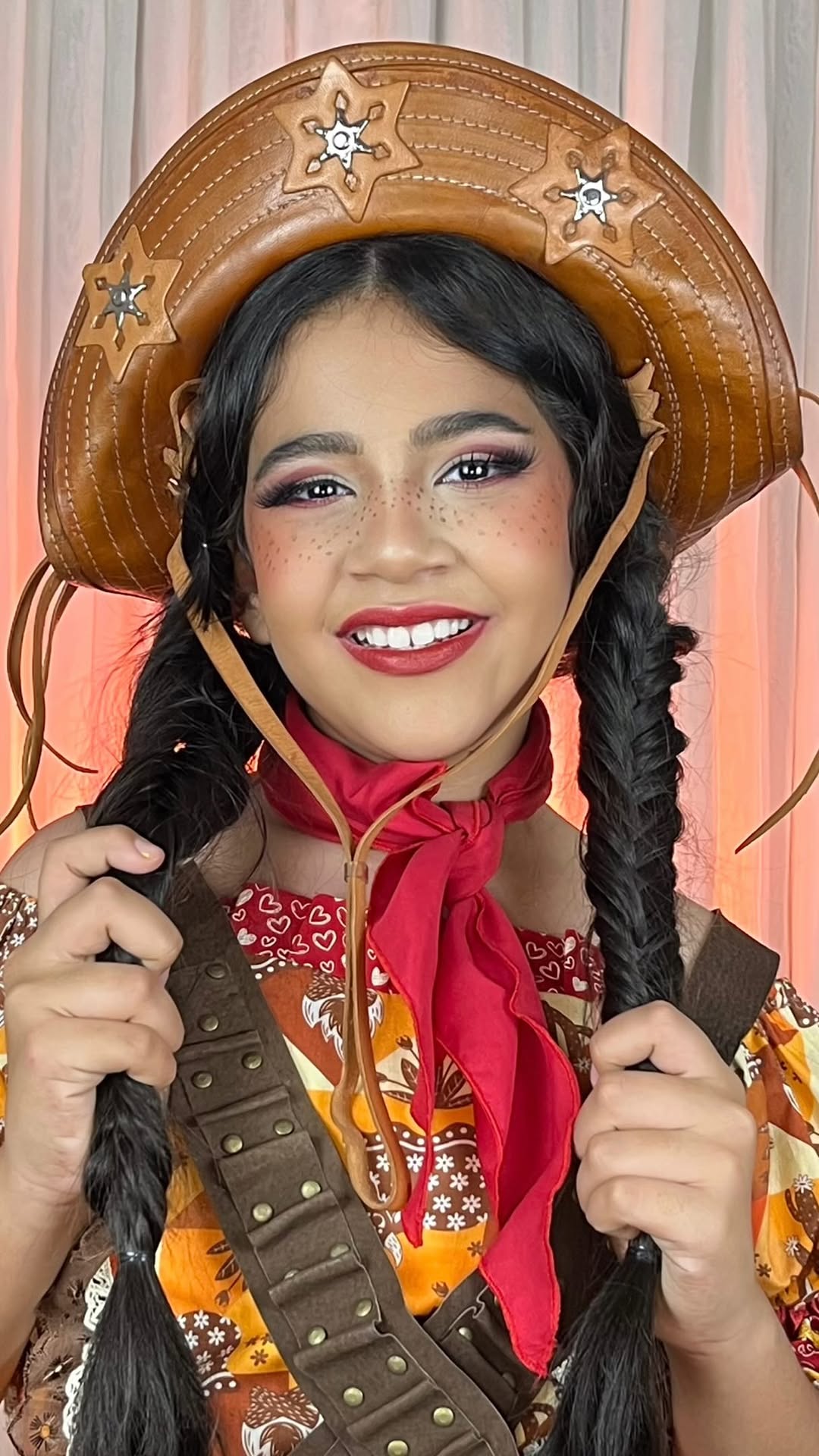Faltava o vaqueiro… e chegou a Maria Bonita mais charmosa do arraiá! 🌵🤎✨

Ib @_yasmin.amorim ✨

#MariaBonita #FaltaOVaqueiro #TransformaçãoJunina #MakeArtística #ReelsCriativo