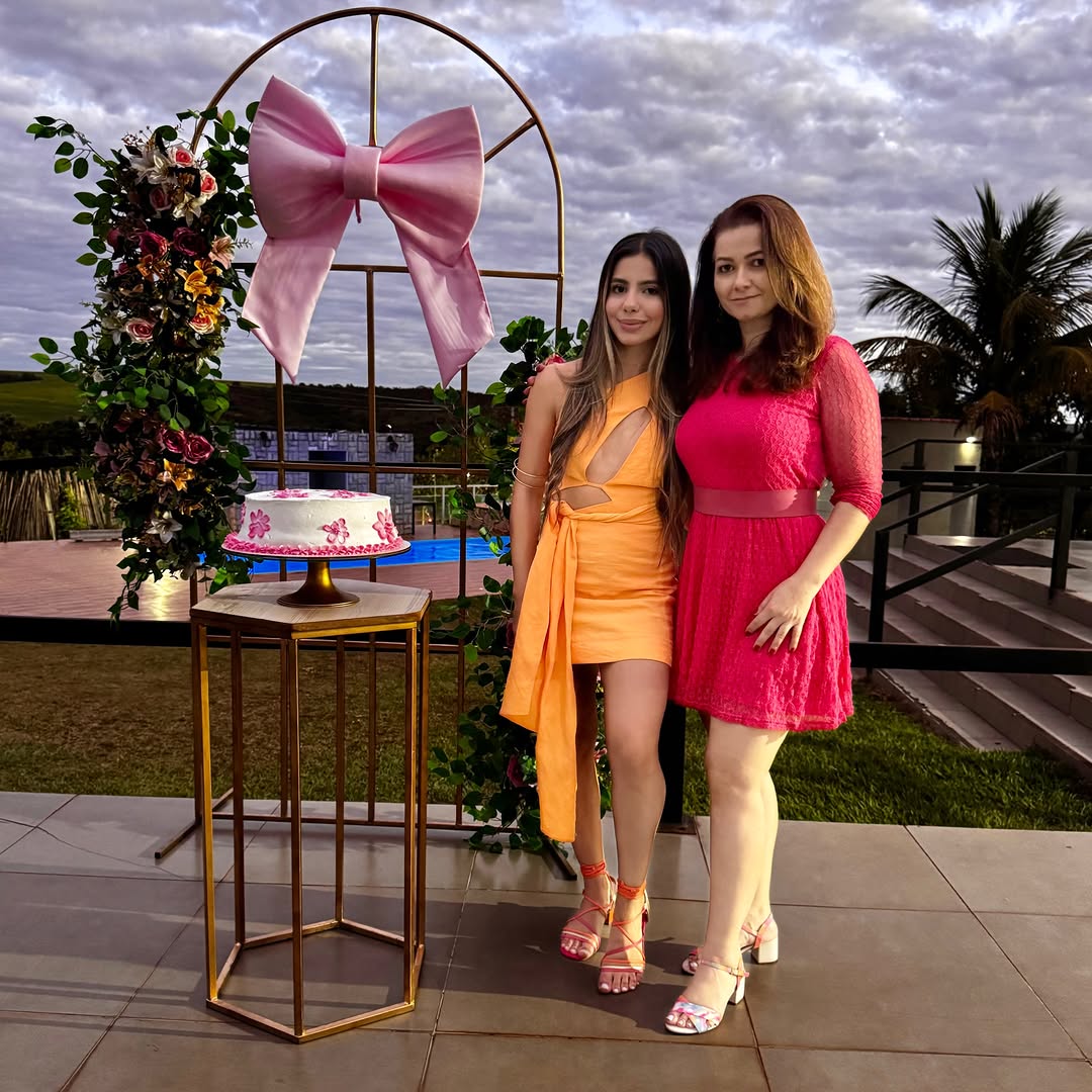 Que você continue brilhando 💫✨💫✨espalhando alegria e amor por onde passa , princesa linda 🧡 
*
*
#dedomingo #17anosdessaprincesa 
#amorincondicional #titiaamamuito❤️