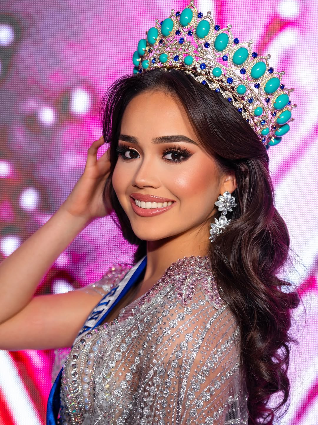 Tener el honor y el orgullo de ser su Reina de El Salvador 2026, es una bendición que asumo con todo el amor, la responsabilidad y el respeto que nuestro hermoso país merece. 🇸🇻💙
Primero que nada, gracias a Dios por guiar mi camino, por darme la fuerza y por permitirme vivir esta experiencia inolvidable.
A mi increíble organización @cnb_elsalvador @missteenelsalvador y mi querido director @francisco.cortez.sv gracias por confiar en mí, por su apoyo incondicional y por creer en mi potencial de