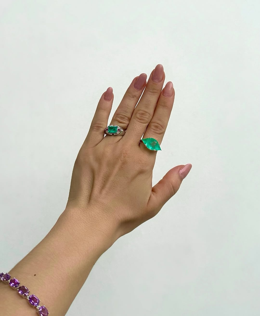 Passando atrasada para mostrar minhas unhas do último mês no @studiotocolor 💅💕 Essa cor tem meu coração! Além de linda, o crescimento fica praticamente imperceptível (algumas dessas fotos foram tiradas depois de 1 mês das unhas feitas). Fica super natural e dura muitooo. ✨ 
🏷️ LETICIA5 — 5% de desconto em qualquer procedimento.

Os acessórios MAIS LINDOS são da @belos_atos 🤍
Tô apaixonada!