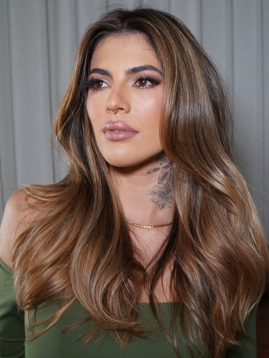 A @mariapps usava um loiro mais claro, mas para o inverno sugeri um tom mel sofisticado, com mais profundidade, brilho e naturalidade.

O resultado foi um cabelo elegante, iluminado na medida certa e cheio de movimento. Para finalizar, essa maquiagem impecável com pontos de brilho trouxe ainda mais luminosidade e destacou cada detalhe da produção @willmoraesmakeup ✨