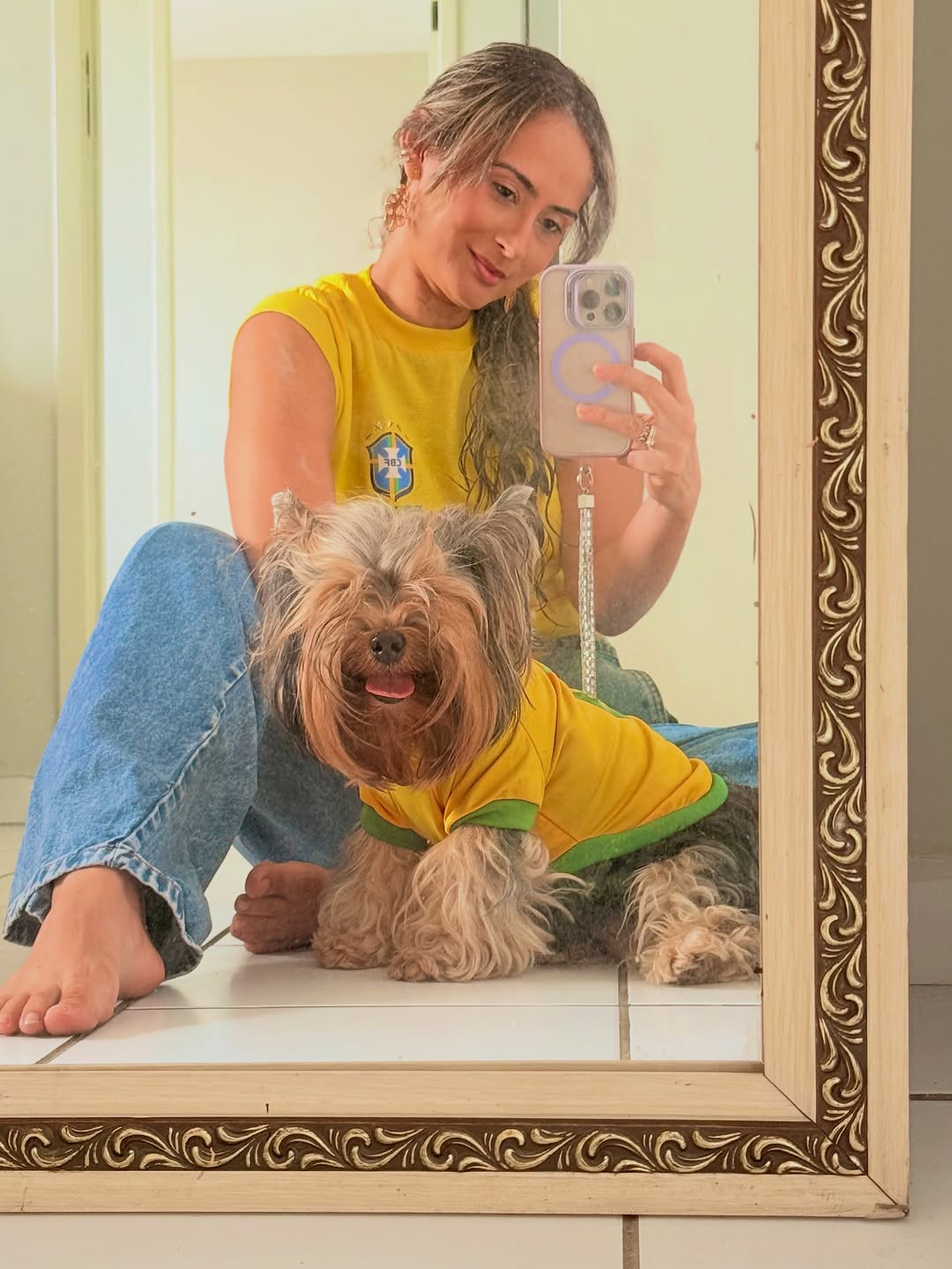 Maio fechou no ritmo de quem merece ser feliz. 🇧🇷✨

Teve amor, teve leveza, teve Petra, teve dias de aprendizado, gratidão e muitos motivos para sorrir.

Aprendi que, quando a gente se ama, a vida parece encontrar um jeito bonito de devolver esse carinho. As coisas se alinham, os encontros acontecem e o coração fica mais aberto para receber o que faz bem.

Obrigada, maio. Que junho venha leve, próspero e cheio de boas surpresas. 💛