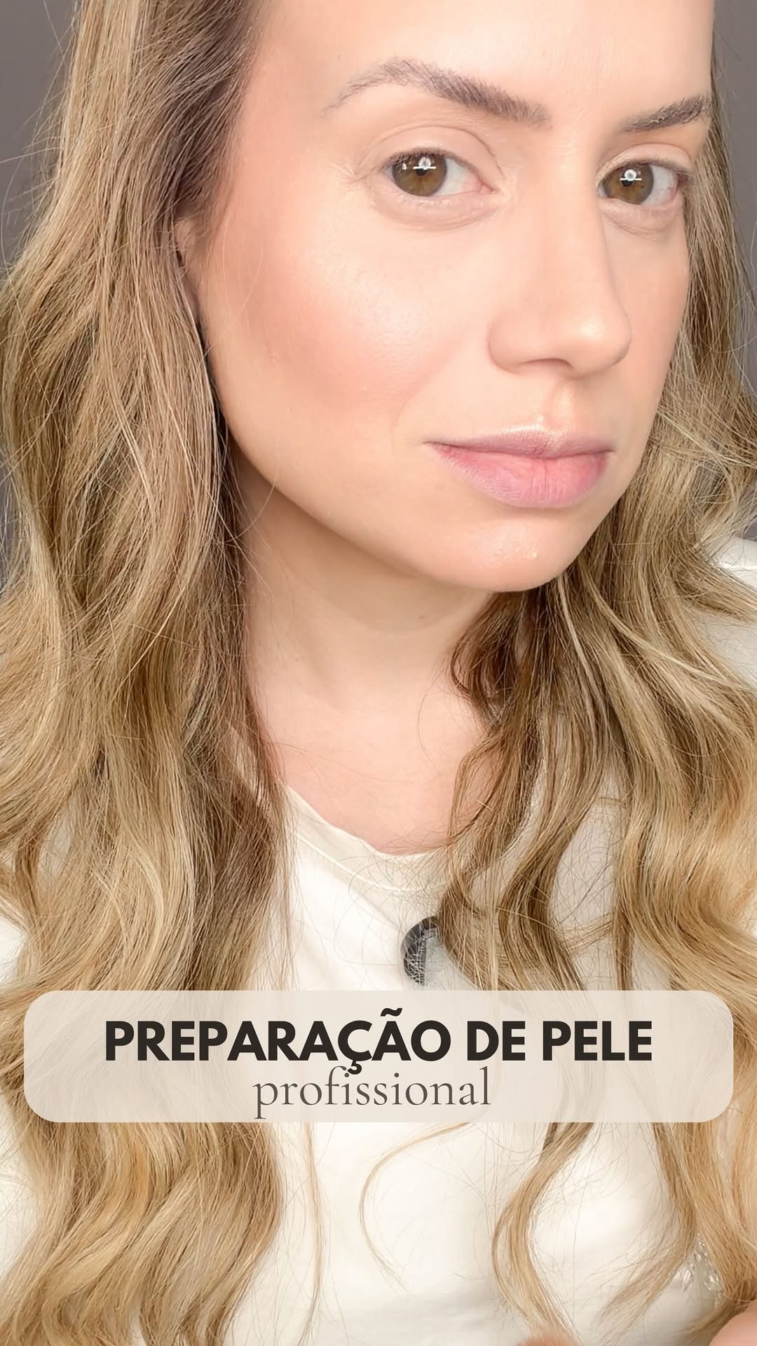 Meu primeiro longão veio aí! Um vídeo mais completo, mostrando toda a minha preparação de pele profissional, do início ao fim 🥰🤌🏼

Produtos usados: 
Hidratante @makemoreoficial 
Blindagem @catharinehilloficial 
Base radiance @maccosmeticsbrasil nw13
Corretivo retinol cores 120N e 100F @oboticario 
Contorno almond @mascavo 
Blush gojiberry @mascavo 
Silky Glow Baked 01 @kikomilanobr 
Blush hope @rarebeauty 
Pó cor light @bmes 
Iluminador Exhilarate @rarebeauty 
Bruma fixadora @linhabrunatavare