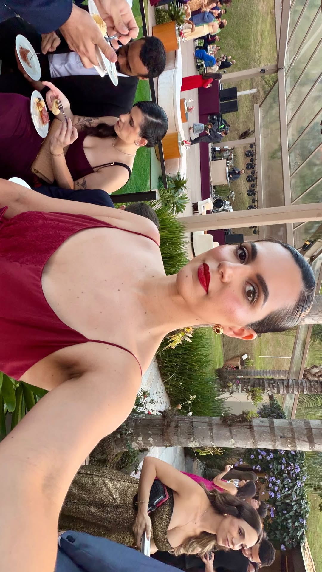 saber se arrumar é ✨✨✨✨

brow wiz e brow freeze @anastasiabeverlyhills 
sombra em creme oyster pearl @charlottetilbury 
paleta master mattes original @makeupbymario 
lápis feline @maccosmeticsbrasil 
curvex @shiseido 
máscara soul gazer @kosas 
underglow blurring primer @iconic.london 
base light reflecting cor santa fe @narsissist 
bronzer @makeupbymario 
contorno biscuit @westmanatelier 
bronzer em pó @armanibeauty 
blush glassy hibiscus @hauslabs 
blush she’s blushing @patricktabeauty 
blush 