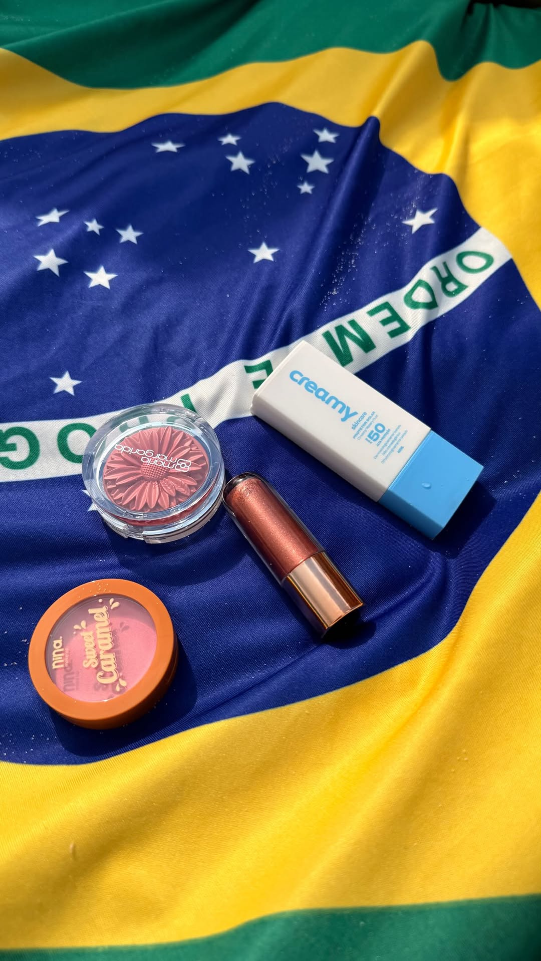 O Rio tem uma cor que não se explica.

Tem energia.
Tem identidade.
Tem aquela sensação que só acontece quando o Brasil entra em cena.

Foi de lá que nasceu a inspiração para a nossa nova temporada: Brasil Cor.

Porque a Copa sempre foi sobre cores, expressão e sentimento.
E a beleza também.

Skincare, maquiagem e autocuidado fazem parte dessa forma de viver, sentir e representar quem somos.

Brasil Cor. 🇧🇷

Que comece a temporada mais brasileira do ano.