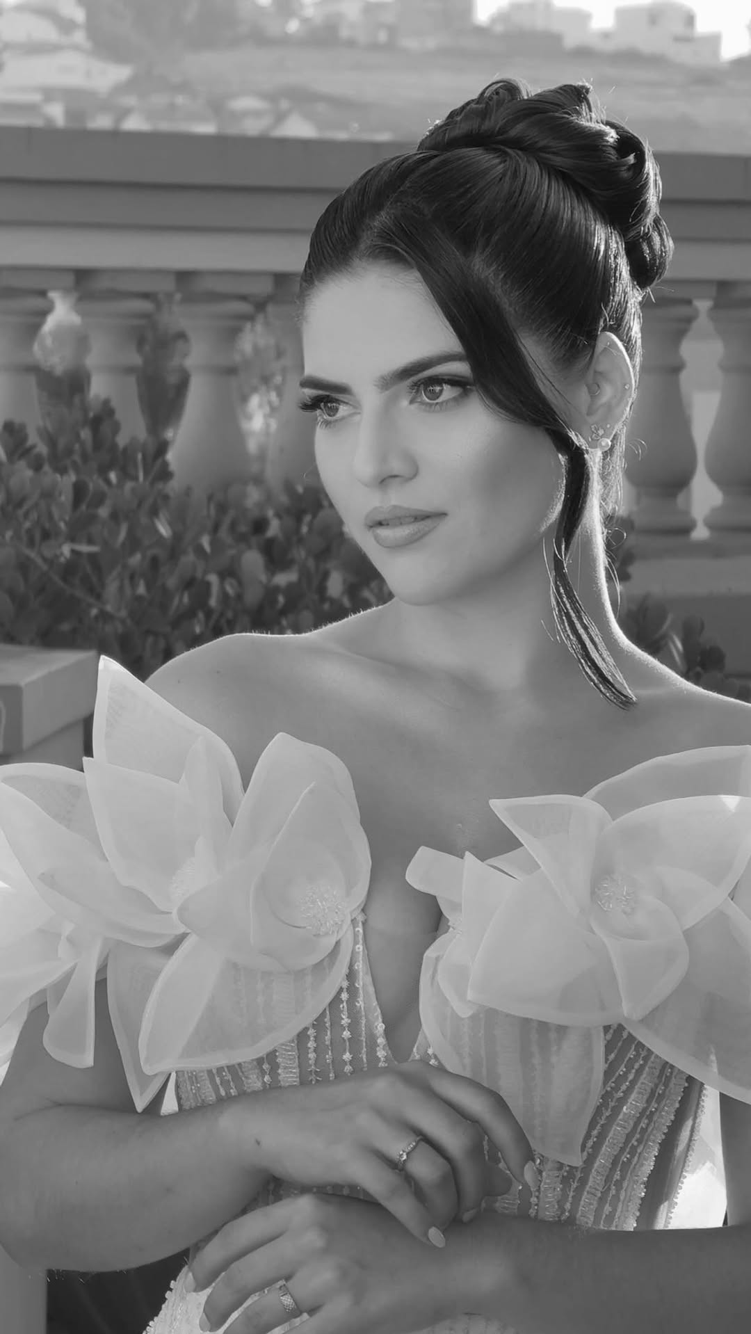 Dani 

Imagens definem o que foi a beleza da espetacular @daniela_falves . Uma noiva autêntica, com extremo bom gosto e que ao mesmo confiou plenamente para que tivéssemos esse resultado em perfeita harmonia com o vestido obra de arte @carolinadelapace.estilista 
Que alegria e prazer foi participar do seu dia Dani. Ontem foi um dia inesquecível para todos. Obrigada por tanta troca, carinho e confiança!

Vestido: @carolinadelapace.estilista 
Cerimonial: @santoroassessoria_ 
Make of: @moonlight.fi