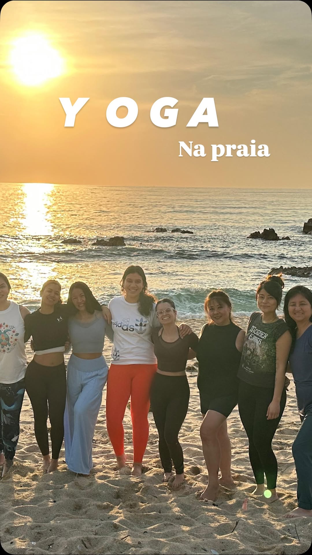Faço  Yoga on-line , moro em Aichi/Handa, porém minha Instrutora mora em Fukui , mas não medi esforços e percorri 163 Km (2h30min), para Vivenciar essa experiência Incrível de praticar Yoga na Praia, conhece la pessoalmente foi maravilhoso, assim como as meninas que praticam lá .
A natureza é parte da prática. 
O som das ondas guia a respiração, o vento acalma a mente e o corpo encontra o seu ritmo natural. 
É Yoga vivido por completo, não foi só praticar... foi viver, respirar fundo e se recone