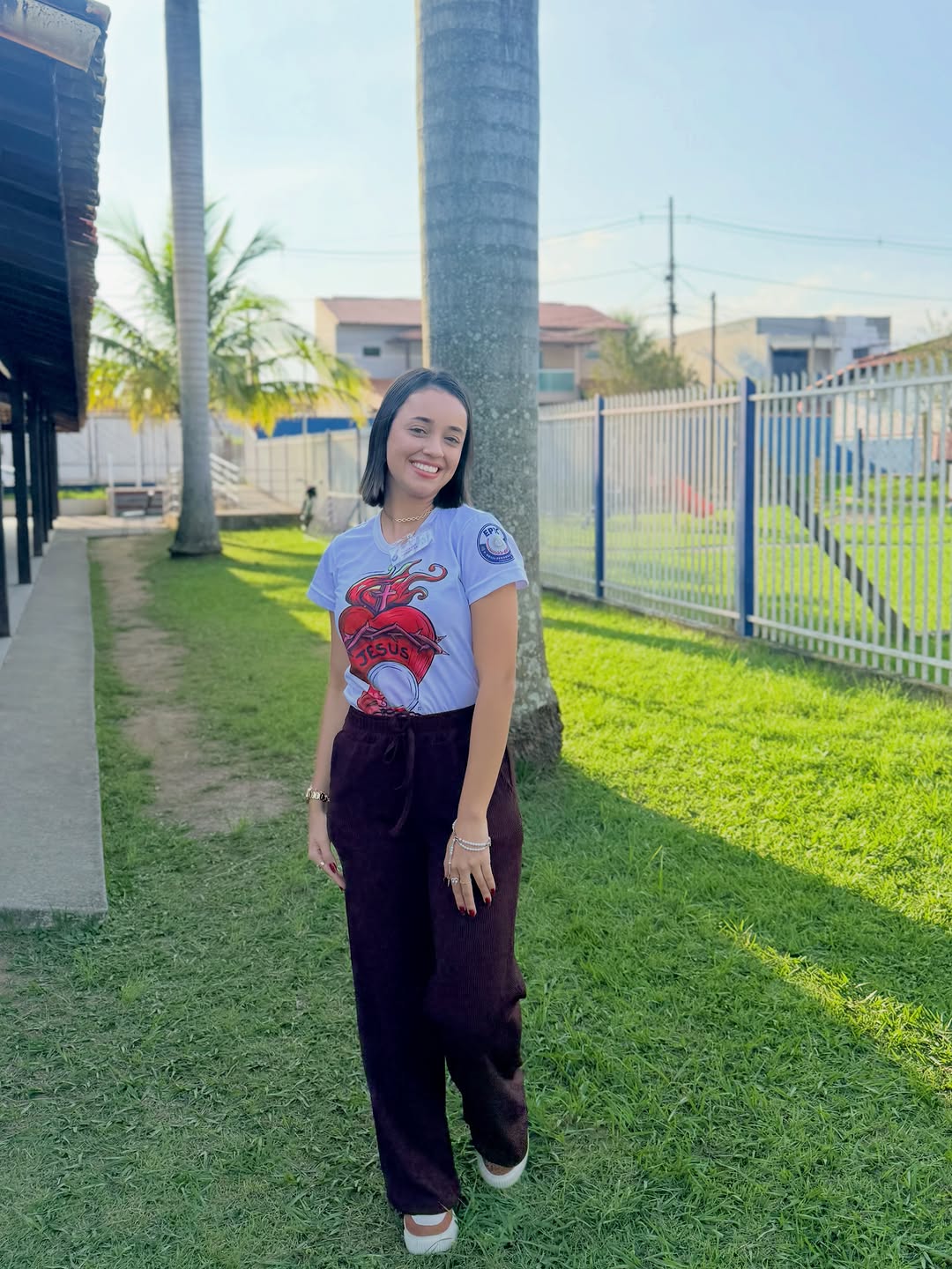 Fim de mais um SERVIR… ❤️

Lembro como se fosse ontem quando, em 2024, eu disse o meu primeiro “sim”. Aceitei participar do EPJC e, naquele momento, sem imaginar, uma nova história começou a ser escrita na minha vida.

O EPJC foi um marco na minha caminhada de fé. Foi ali que comecei a conhecer, amar e a me apaixonar cada vez mais pela Santa Igreja Católica, a Igreja fundada por Cristo, mãe e mestra. 

Foi nesse encontro que compreendi que Jesus me amava de forma pessoal, que eu não precisava ca