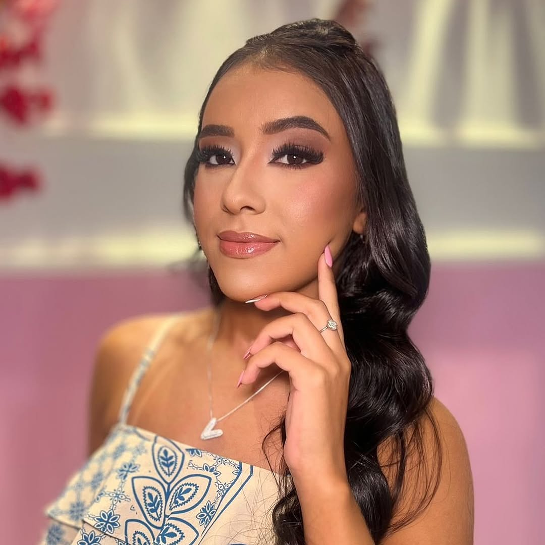 💖 Entre pincéis, curvas e detalhes, ajudei a tornar este dia ainda mais especial.

Ela estava se preparando para viver um momento único: o casamento da sua mãe. E foi uma honra cuidar da sua maquiagem e do seu penteado para essa ocasião tão importante.

Porque a maquiagem vai além da beleza: ela transmite confiança, autoestima e faz parte das memórias que levamos para a vida. 

#maquiagem 
#makeup 
#penteado 
#semipreso