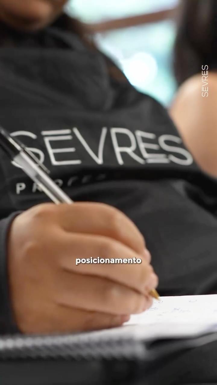 A Sèvres Experience é uma imersão presencial com foco na evolução da sua técnica, com visão e posicionamento. Você aprenderá técnicas modernas de mechas com Bruno Oliver e Ge Gomes, englobando profundidade, contraste, luz, sombra e construção de resultados sofisticados, comerciais e atuais.

Além das técnicas, essa imersão também engloba atendimento, posicionamento na internet, direcionamento para se tornar um profissional de referência e estratégias para ter uma agenda mais próspera.

Data: 29/
