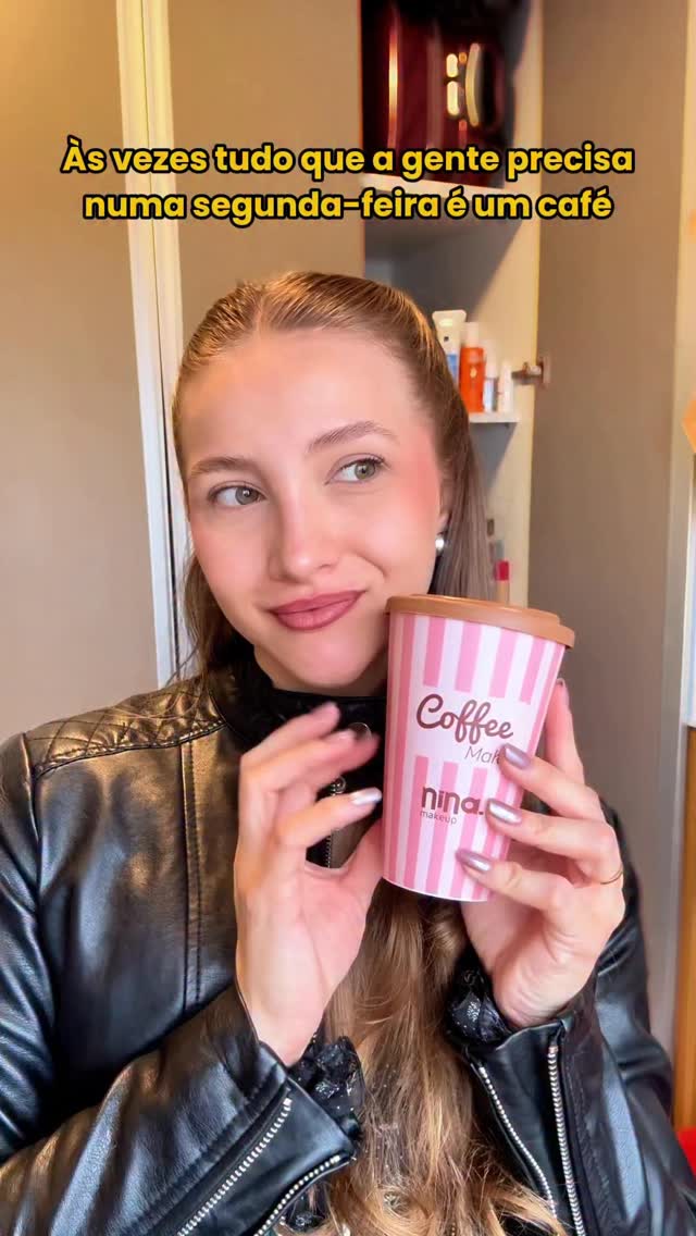 Vai um cafézim ai? ☕️
Gloss Coffee Make, lançamento da Nina Makeup 💕.

#ninamakeup #coffemake