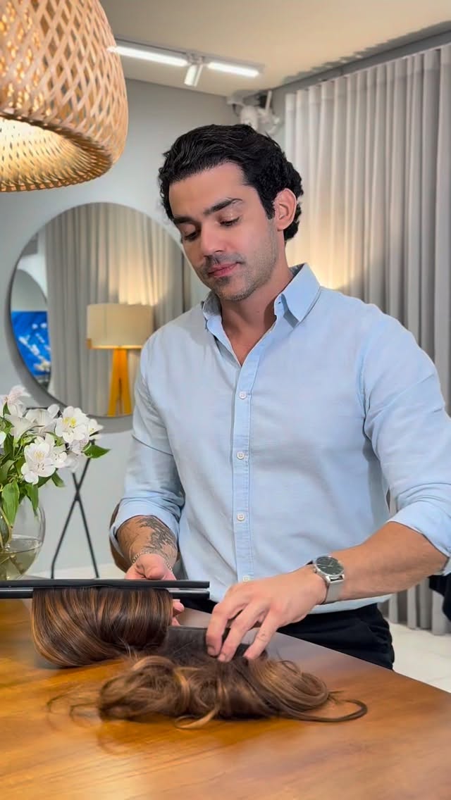 Tem cabelo de R$50 e tem cabelo de R$5.000.

A diferença não é só o preço — é a qualidade da fibra, a procedência, se ele aguenta uma descoloração, se ele é compatível com o seu cabelo.

Tudo isso muda o resultado final. E muda bastante.

Então antes de escolher, vale parar um segundo e pensar: o que é mais lucrativo pra mim no longo prazo?

É isso que eu mostro aqui. Segue pra ver mais.