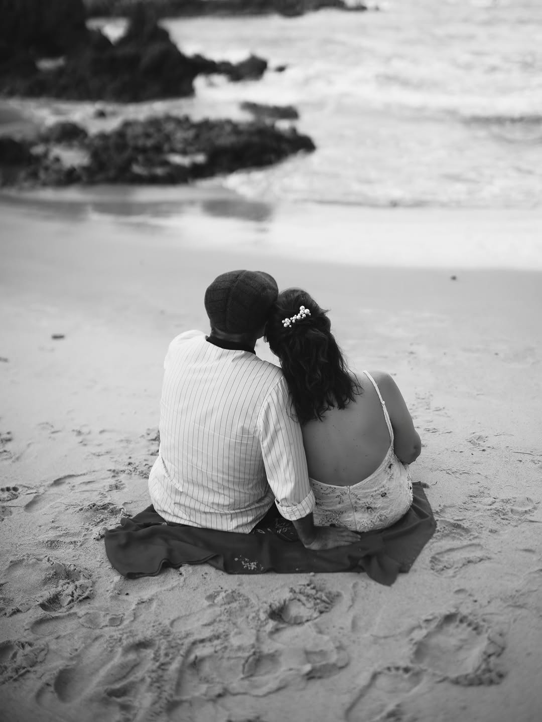 é incrível a força das histórias que atravessam gerações

ao fotografar a renovação de votos de Lu e Jim Cantisani na celebração de suas bodas de rubi, após 45 anos de casados, me tornei testemunha de algo raro: 

mesmo depois de tantos anos, filhos, netos e uma vida inteira compartilhada, eles continuam se olhando com amor, cultivando o companheirismo, a leveza, a coragem de brincar, de ousar e de construir memórias juntos.

foram dias de convivência que me ensinaram muito.

a partir da históri