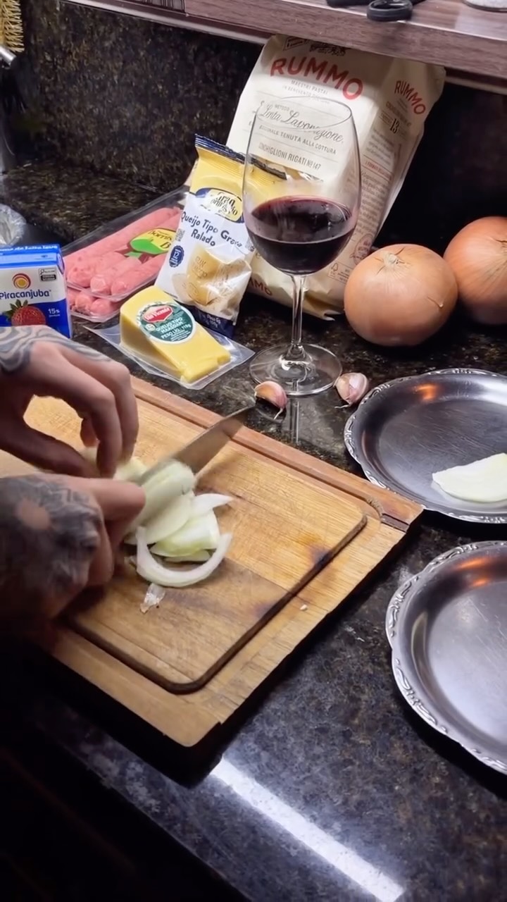 nossa janta de sexta feira: massa com cebola caramelizada e linguiça e um vinho pra acompanhar :)
