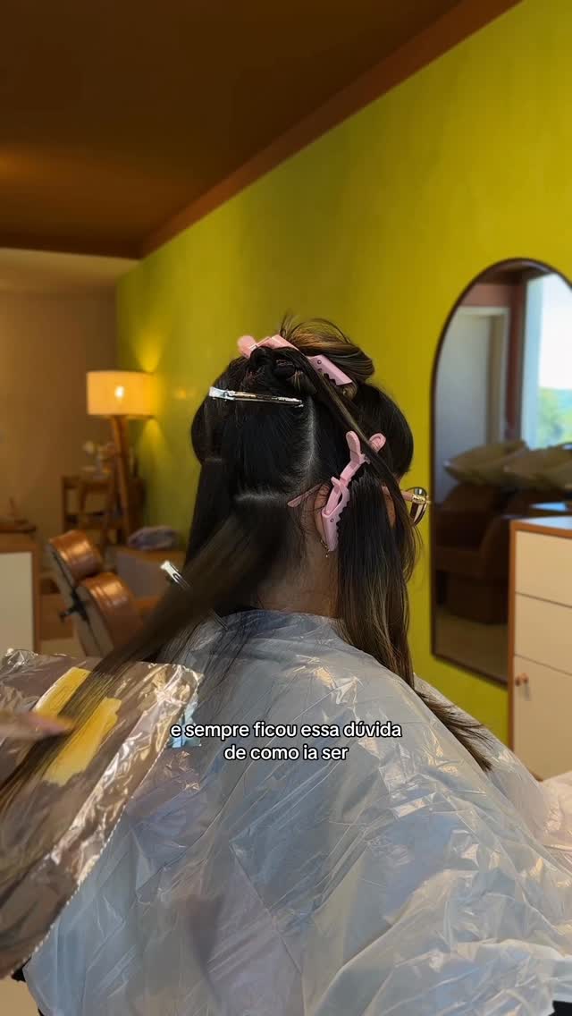 Ficou o aprendizado que mudar o design de cabelo gatinho tricolor entra pra categoria de correções de cor mais complicadas de fazer, mas o resultado vale cada horinha investida! 🐆💜 fariam? :) 

Cores da @misscolorfuloficial 

#cabelocolorido #cabeleireira #cabeloscoloridos #colorista