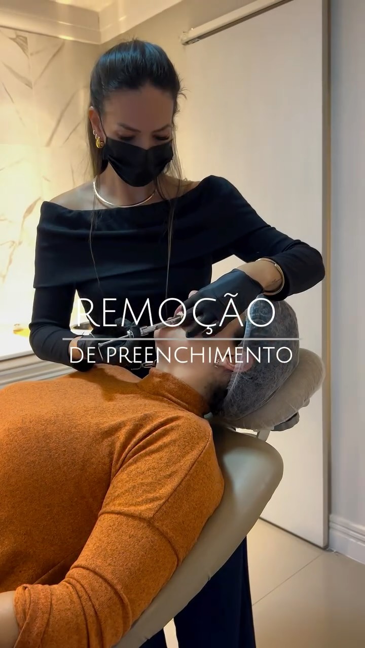 Às vezes, a pessoa não chega aqui querendo mudar…
Ela chega querendo voltar a se reconhecer.

Depois de uma harmonização mal conduzida, o espelho começa a incomodar.
O rosto perde a leveza.
A autoestima fica abalada.
E junto com a aparência, vem a insegurança, o medo e até a vergonha de se olhar nas fotos.

E é nesse momento que eu entendo que meu trabalho vai muito além de estética.

Porque desfazer uma harmonização não é apenas remover produto.
É cuidar da história, da confiança e da autoestim