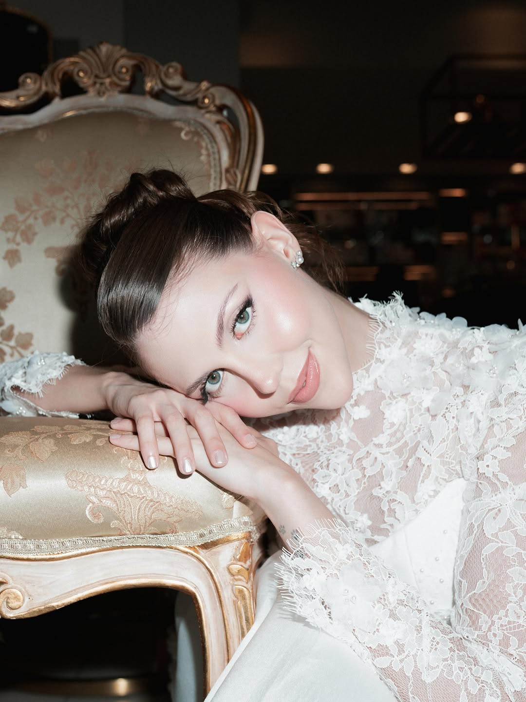 blanche

porque a beleza acontece assim

quando cada detalhe encontra o seu lugar ✨

Fotografia: @ana.raquelbarros 
Maquiagem: @iasminmarinho.art 
Penteado: @sonalypenteados 
Acessórios: @vaidefua 
Vestido: @jaalugueinoivas 
Buque: @pulseatelie 
Cenário: @f.lavorimports 
Noiva: @gigifernandesm