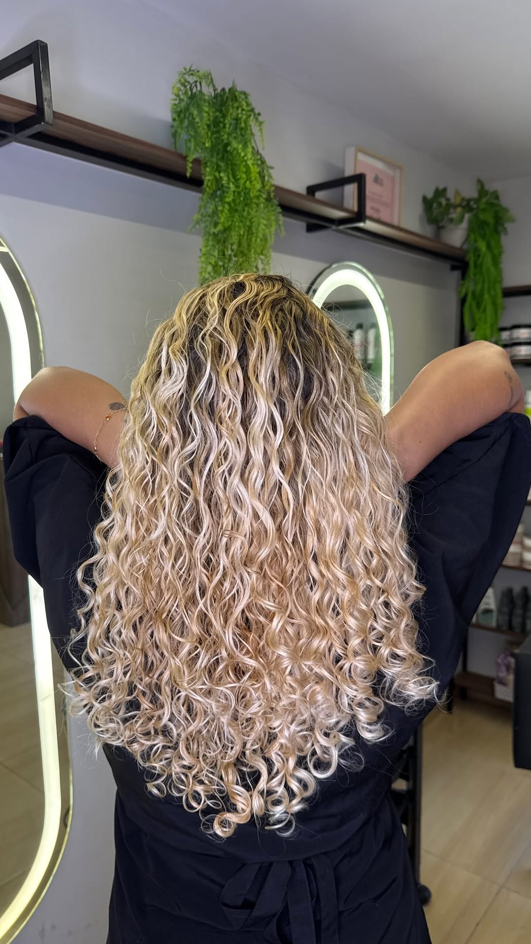 Transformação que vai além do cabelo… ✨

Aqui, cada cacho é tratado com respeito, técnica e muito cuidado. 💇🏽‍♀️
Nada de padrão — valorizamos a identidade, a textura e a beleza única de cada cliente.

Resultado? Cachos definidos, saudáveis e cheios de vida! 🌿

Porque quando o cabelo se transforma, a autoestima floresce. 💛

Salão especializado em cachos — realçando o melhor de você!
