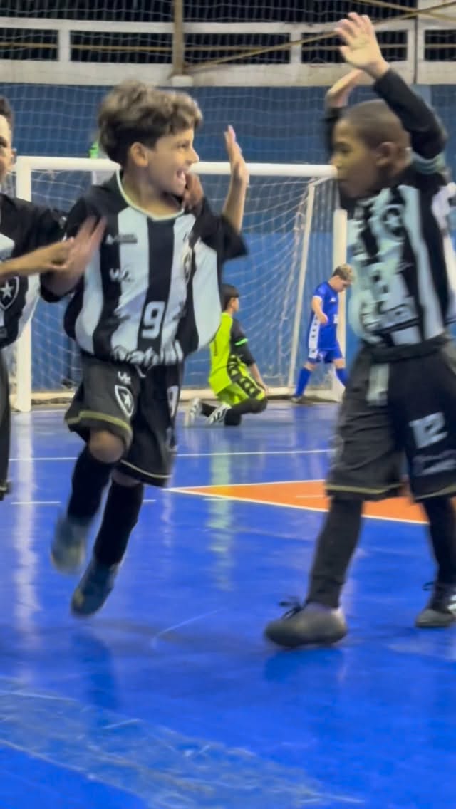 Quem disse que o sub-7 não tem jogada bem trabalhada? Pega esse GOLAÇO do Botafogo ⭐️🔥

🧠 Construção de cabeça erguida do @arthurvictor70 
⚡️ Drible e passe progressivo do @joaofranca.2019 
🎯 Passe de primeira e na medida do @davi.antonio2019 
⚽️ Definição perfeita para o gol do @luquinhasjogador7 
🧑🏻‍🏫 Aplausos e felicidade do professor @viitorguimaraes 

#soccer #futsal #viral #short