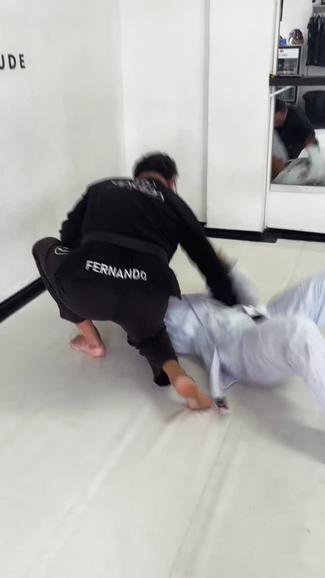 Eu fiquei o dia todo ensaiando se compartilharia este vídeo e decidi postar, sim!
“Ah, Rapha, mas você está chorando por causa de um pedaço de esparadrapo?”
— Estou sim, e muito! Vai além! 
Vocês já estão cansados de saber que sou apaixonada por esportes em geral. O jiu-jítsu é um esporte com o qual flerto há anos, mas nunca tive coragem de começar (por alguns mil motivos que vocês já sabem).
Este ano, porém, tive um impulso de coragem e fiz minha primeira aula. Foi uma experiência tão louca que