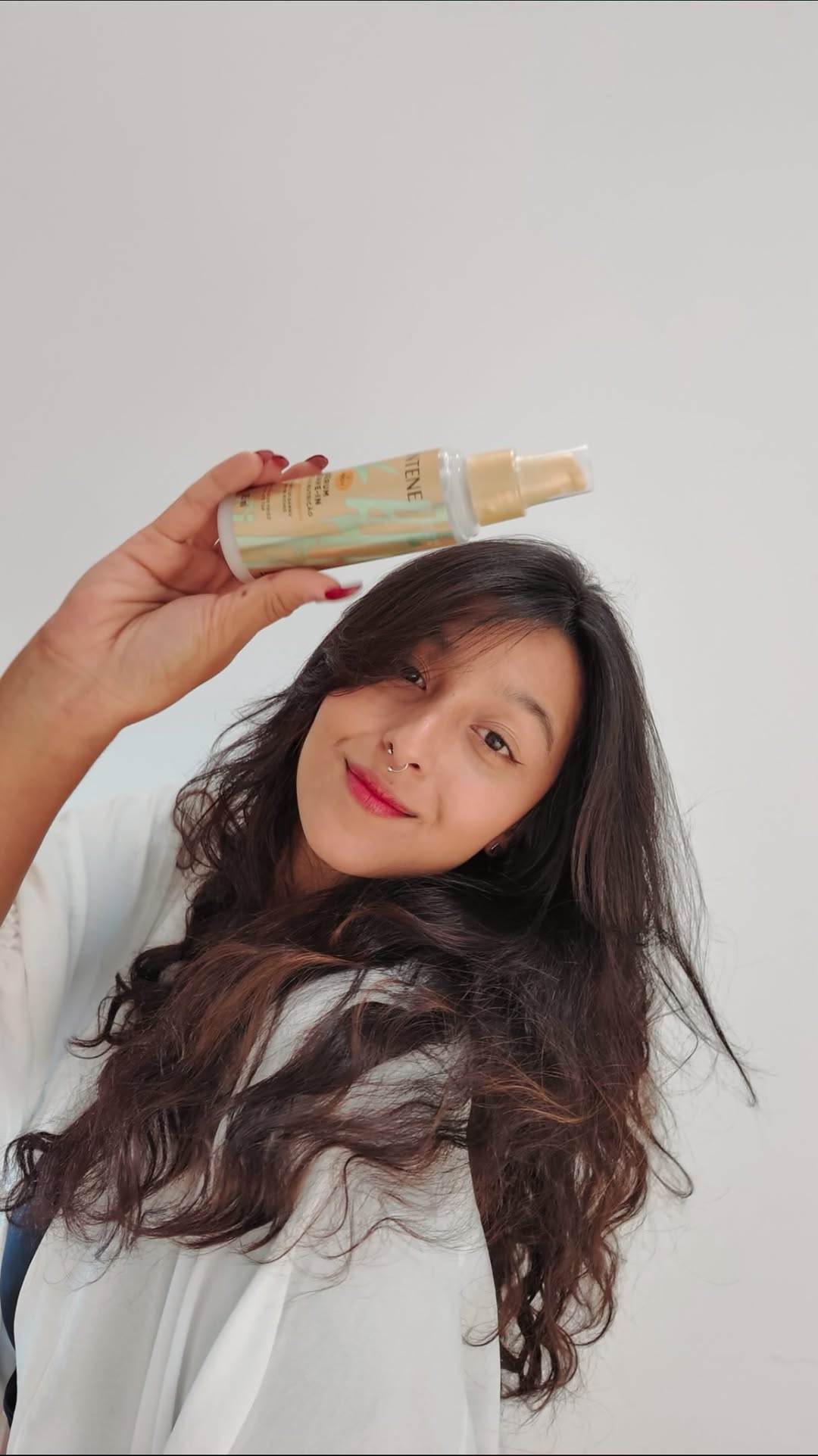Se você tem cabelo ondulado, cacheado ou simplesmente sofre com frizz, vai me entender! 

Eu me arrumo para sair, faço a maquiagem, escolho a roupa… e, quando olho no espelho, meu cabelo já está todo armado.

Por isso fiquei curiosa para testar o novo Sérum Bambu Pantene. 🎋✨

E, sinceramente? Me surpreendeu muito. O cabelo ficou mais alinhado, com movimento, sem aquela sensação pesada que alguns finalizadores deixam. E o melhor: ajuda a controlar o frizz por até 72 horas.

Também achei super in