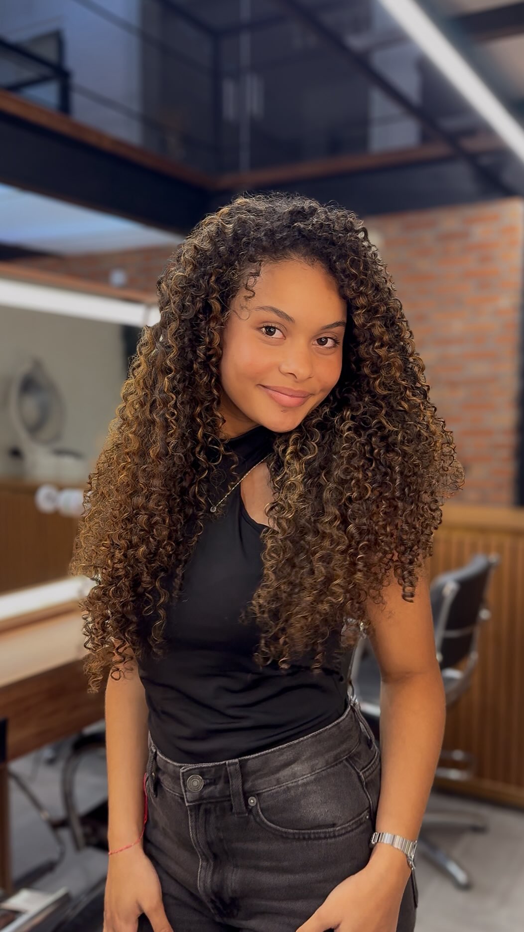 Nessa transformação maravilhosa, utilizei a técnica de mechas ao ar livre com plaquete, garantindo uma distribuição perfeita do produto. O resultado? Um cabelo com uma iluminação natural, transição suave e, o mais importante: com a curvatura intacta, saudável e cheia de movimento!

E você, tem vontade de iluminar os seus cachos? Me conta aqui nos comentários! 👇

+55 11 95728-1572
📍 Al. Jauaperi, 1363 – Moema