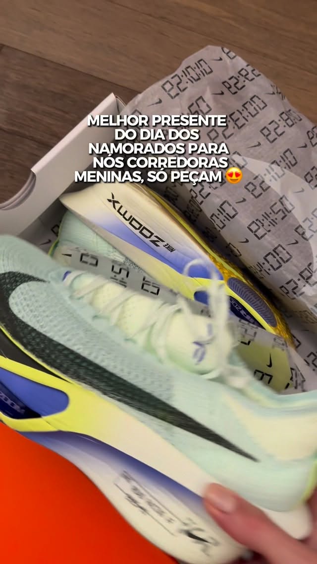 Meu segundo Alphafly 3! 🏃‍♀️✨

E esse foi presente do marido 🎁🥰

Só tenho pontos positivos para falar desse tênis. Super confortável, extremamente leve, responsivo e, de quebra, lindo demais! 🤩

É um tênis caro? Sim. Mas entrega tudo o que promete e mais um pouco.

💡 Dica importante:Ao comprar um tênis de corrida, considere pegar meio número ou até um número acima do que você costuma usar no dia a dia.

📏 Dica extra:Meça o comprimento do seu pé com uma régua ou fita métrica. Sabendo a medi