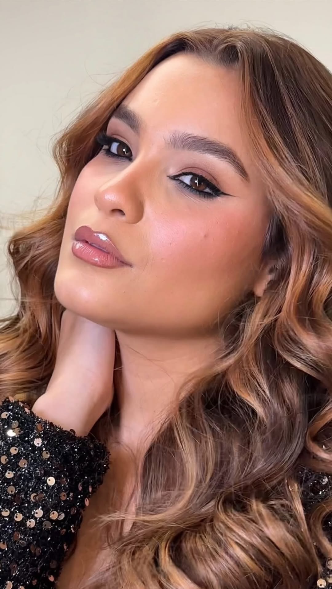 Beleza que fala nos detalhes 🤎
Make: @leticiasantana
Penteado: @purcino_andre 
#beleza #makeup #maquiagem #transformação #penteados