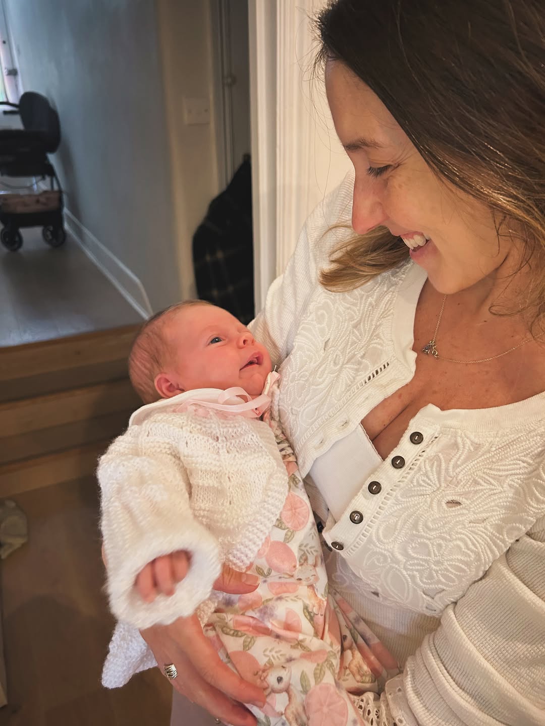 💖 15 dias da Sophia 🥹✨ 

Aproveitando cada minuto dessa fase nenê e me encontrando como mãe 💞 A falta de sono e o cansaço são tremendos desafios, assim como aprender a lidar com seus chorinhos e entender sua linguagem. Um dia de cada vez, assim vamos vivendo e aprendendo 🥰🥱

As vezes me pego com “saudades” dos tempos em que podia prever o dia de amanhã e me preocupar só comigo mesma, mas no minuto seguinte me arrependo de tal pensamento. Ao olhar pro seu rostinho, não consigo imaginar mais 