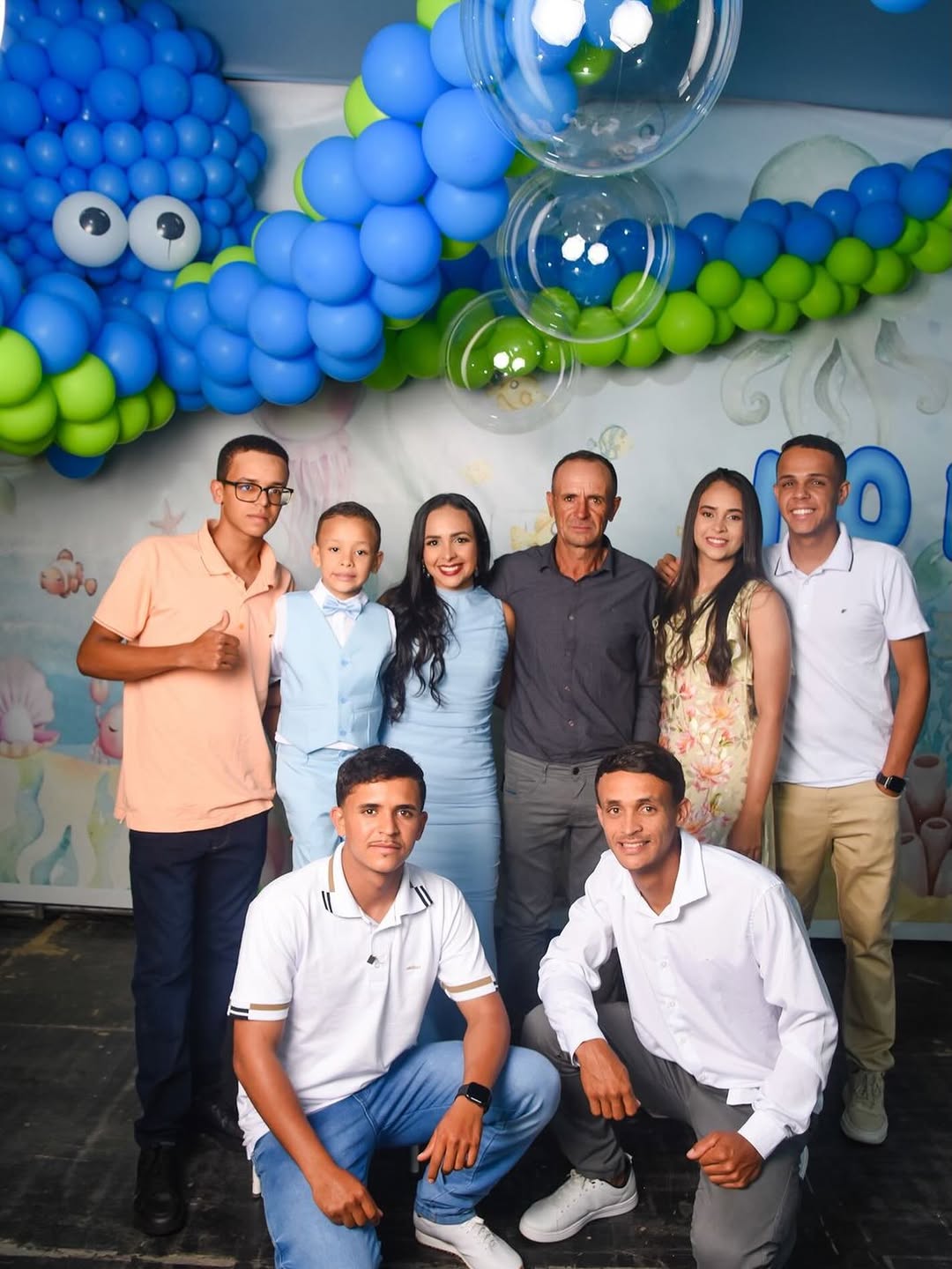 Hoje é aniversário do meu pai.

E se hoje muitas pessoas me conhecem como Nutricionista, poucas sabem que, lá no início, eu era conhecida como “a filha de Louro de Bino”.

Antes de conquistarem confiança no meu trabalho, elas já confiavam nele. Foi através do seu nome, da sua honestidade, do respeito que construiu ao longo de uma vida inteira e da forma como sempre tratou as pessoas que muitos dos meus primeiros pacientes chegaram até mim.

Meu pai nunca vestiu jaleco, mas participou da construç