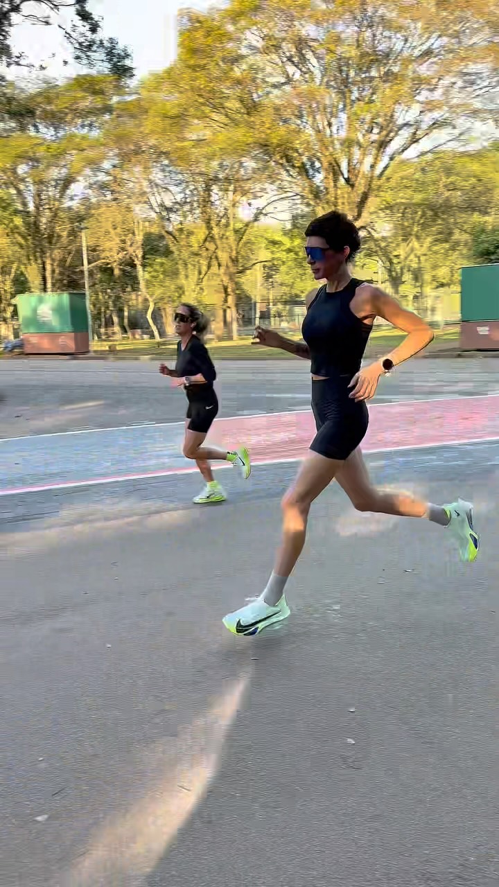 Primeiro dia de treino na assessoria @ibira.runners 😎🏃‍♀️
Feliz por fazer parte dessa turma e ter a honra de treinar com @amilcar.sergio 

Depois de tudo o que passei, decidi fazer diferente…

Me dedicar ao que realmente amo e a tudo o que me faz feliz. ✨

E aqui estamos!

A corrida é uma dessas paixões. Ela me desafia, me fortalece e me lembra todos os dias da minha capacidade de seguir em frente. 💙

Que venham muitos quilômetros, aprendizados e conquistas!
Boraaaaa 😎

#CorridaDeRua #Runner