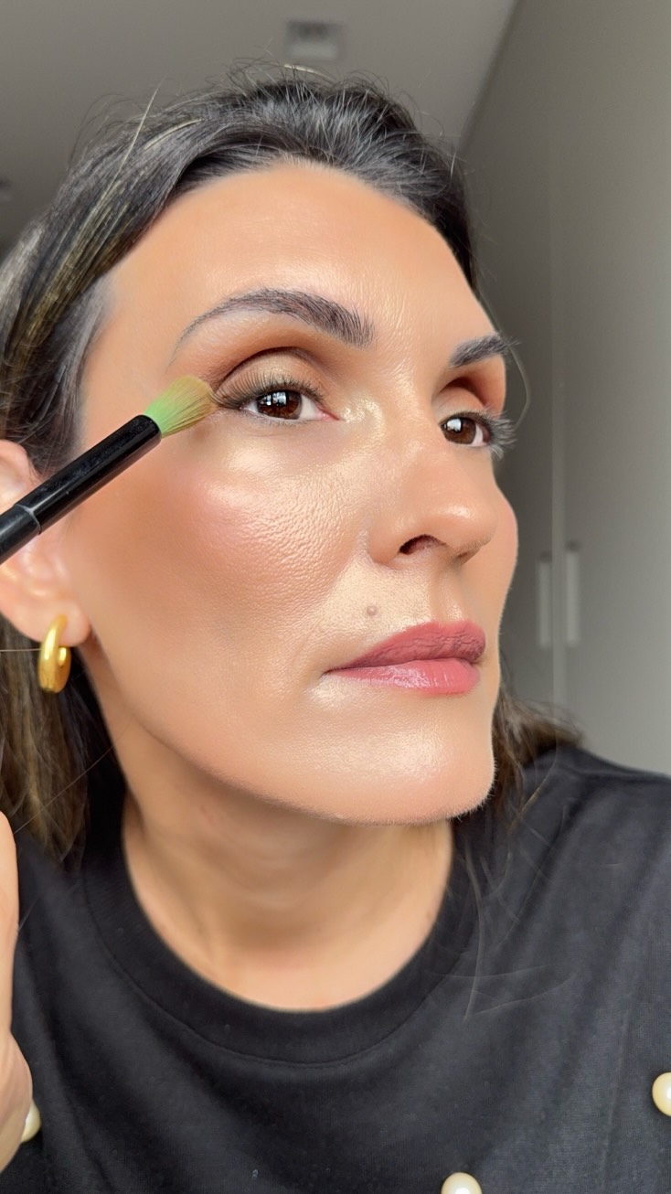 Aquele #truquesdemaquiagem será que funciona em #pelemadura ?? Já tentaram usar esse truque ? Para mais dicas me sigam !! 
.
.
.
#makeuphack #maquiagempelemadura #pelemaduramakeup