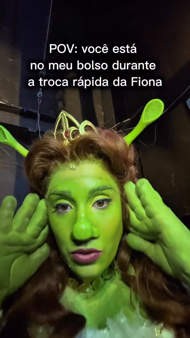 Toda vez que eu mostro uma troca rápida, as pessoas imaginam tensão, correria e desespero. E elas estão certas. O que elas não imaginam é que, no meio disso tudo, a @myra_ruiz ainda encontra tempo pra ficar brincando 🤡

Enquanto eu estou pensando “precisa dar tempo, precisa dar tempo”, ela está se divertindo. 😂

Backstage de teatro musical é um lugar muito estranho.
.
.
.
#teatromusical #makeup #backstage #fiona #trocarapida