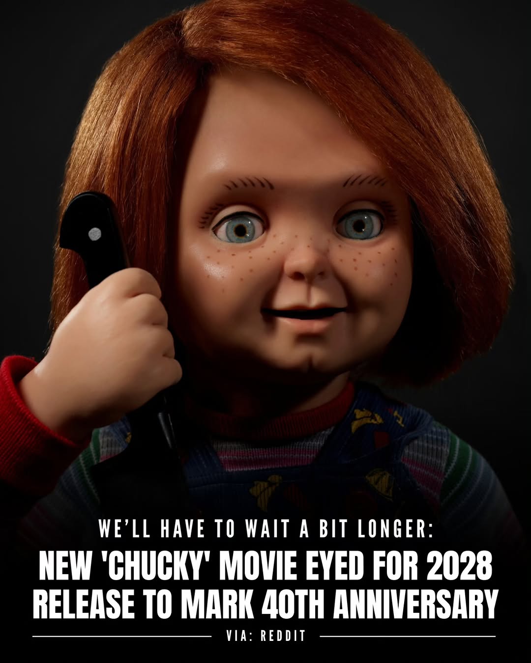 | Vamos ter que esperar um pouquinho mais! Durante o evento Spooky Empire, realizado no último final de semana, um fã sortudo teve a oportunidade de conversar com Don Mancini, o criador da franquia Brinquedo Assassino. 

Ele aproveitou o momento para fazer algumas perguntas cruciais, principalmente sobre o lançamento do novo longa.

​A intenção de Mancini é lançar o próximo filme da franquia em 2028, em celebração ao aniversário de 40 anos do clássico original.

​Já a respeito do polêmico remake
